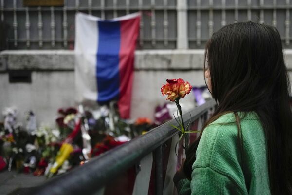 Девушка держит цветок возле посольства России в Риме. - Sputnik Таджикистан