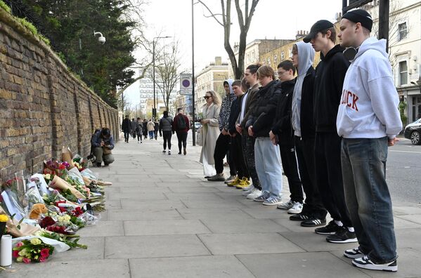 Возложение цветов возле посольства России в Лондоне. - Sputnik Таджикистан