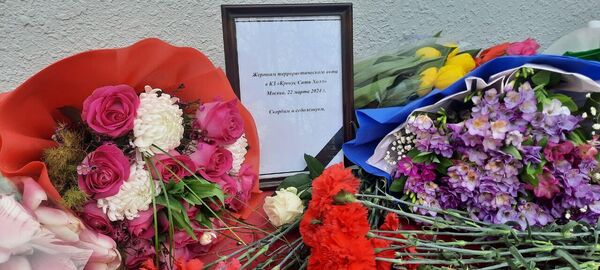 В посольство РФ в Узбекистане несут цветы в связи с терактом. - Sputnik Таджикистан