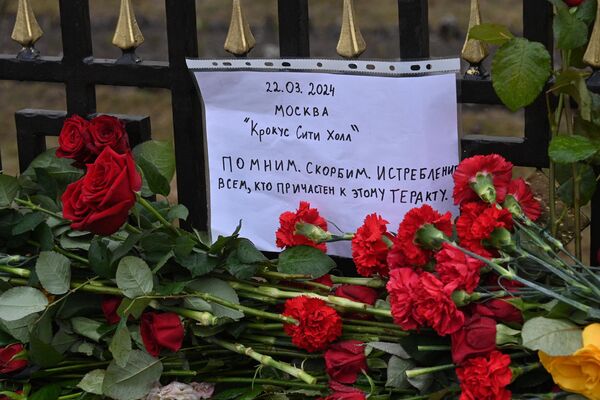 Цветы и свечи у посольства РФ в Минске 23 марта 20024 года. - Sputnik Таджикистан