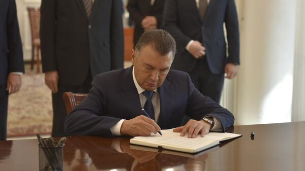 Премьер-министр Таджикистана Кохир Расулзода оставил запись в книге соболезнований в посольстве России в Таджикистане. - Sputnik Таджикистан