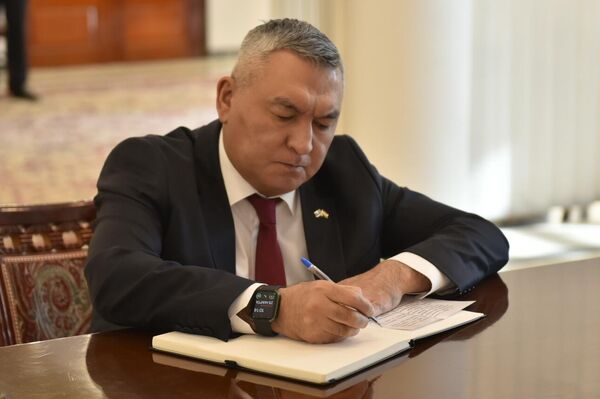 Посол Казахстана в Таджикистане Валихан Туреханов оставил запись в книге соболезнований в посольстве России в Таджикистане. - Sputnik Таджикистан