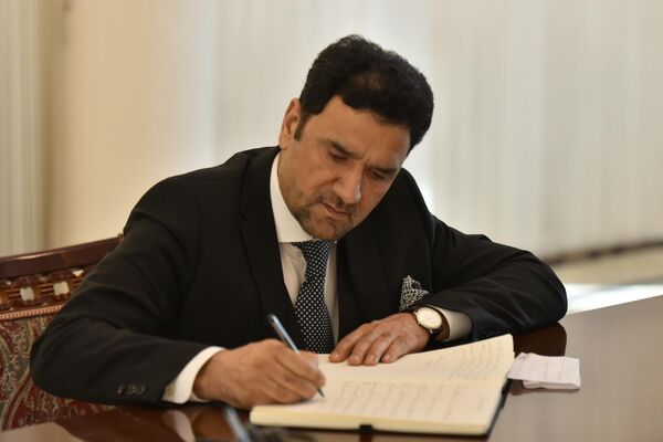 Посол Афганистана в Таджикистане Мохаммад Захир Агбар оставил запись в книге соболезнований в посольстве России в Таджикистане. - Sputnik Таджикистан