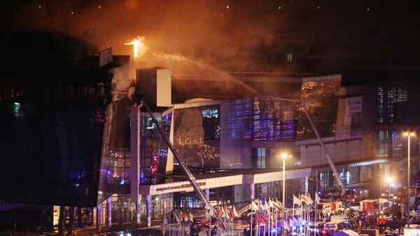 Пожарные тушат горящий концертный зал Крокус Сити Холл, где произошла стрельба - Sputnik Таджикистан