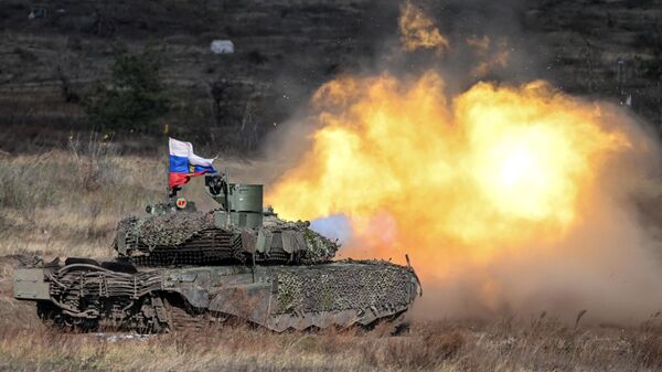 Боевое слаживание экипажей танков Т-90М Прорыв в зоне СВО. - Sputnik Таджикистан