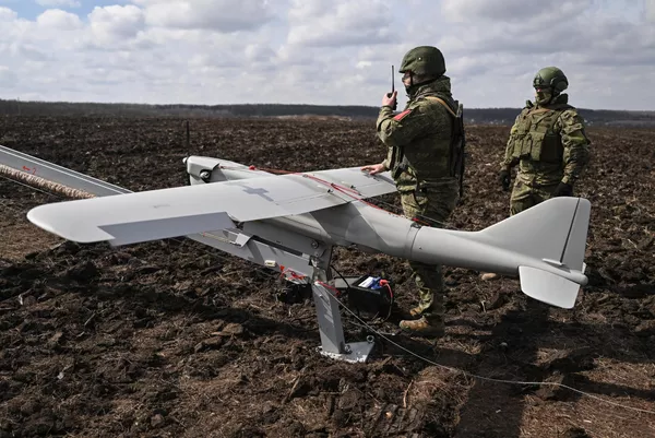 Операторы БПЛА группировки войск Центр готовят к запуску БПЛА Орлан-30 на Авдеевском направлении специальной военной операции Операторы БПЛА группировки войск Центр готовят к запуску БПЛА Орлан-30 на Авдеевском направлении специальной военной операции
