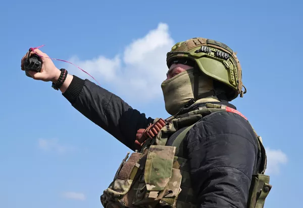 Оператор БПЛА группировки войск Центр управляет БПЛА Суперкам на Авдеевском направлении специальной военной операции. Оператор БПЛА группировки войск Центр управляет БПЛА Суперкам на Авдеевском направлении специальной военной операции.