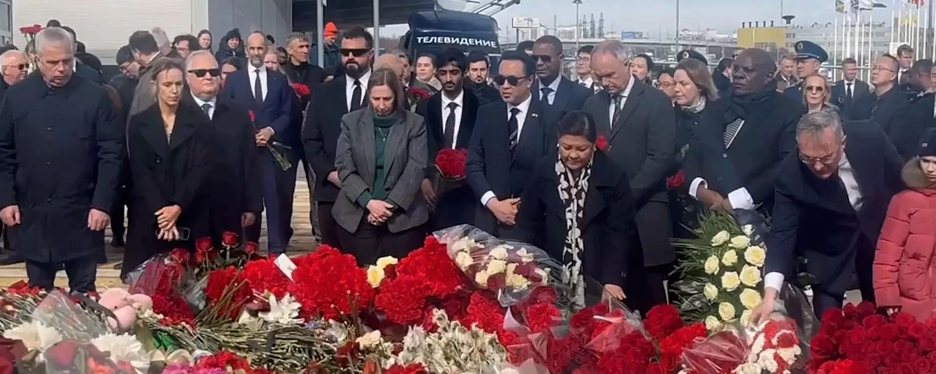 Главы и сотрудники зарубежных дипмиссий у мемориала в память о жертвах теракта в Крокусе - Sputnik Тоҷикистон, 1920, 30.03.2024