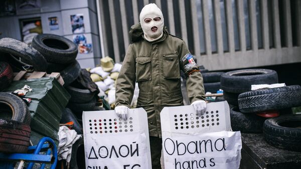 Мужчина у здания штаб-квартиры СБУ Украины в Луганске 12 апреля 2014 года.   - Sputnik Таджикистан