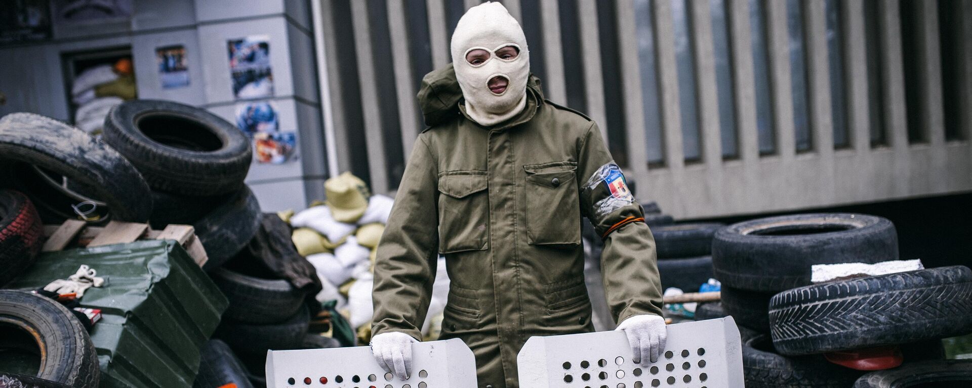 Мужчина у здания штаб-квартиры СБУ Украины в Луганске 12 апреля 2014 года.   - Sputnik Таджикистан, 1920, 02.04.2024