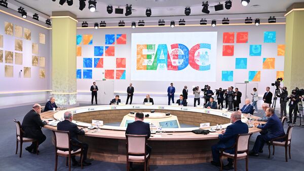 Президент РФ В. Путин провел встречу с главами правительств, участвующих в заседаниях ЕМПС и совета глав правительств СНГ - Sputnik Таджикистан