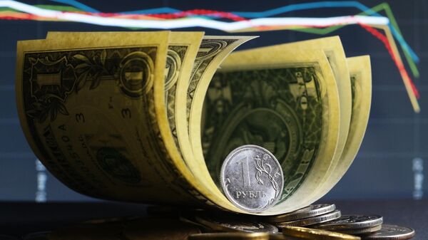Денежные купюры США и монеты номиналом один и десять рублей. Иллюстративное фото - Sputnik Таджикистан