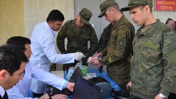 Военнослужащие 201-й военной базы добровольно сдали кровь для нуждающихся больных в Таджикистане - Sputnik Таджикистан