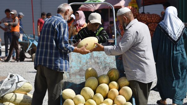 Придорожная торговля в Душанбе  - Sputnik Тоҷикистон