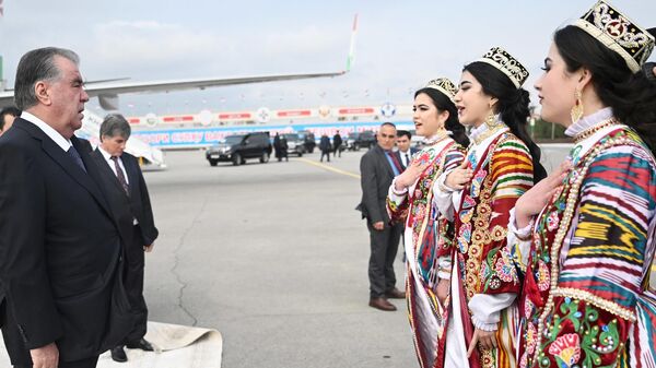 Эмомали Рахмон прибыл в Согдийскую область - Sputnik Таджикистан