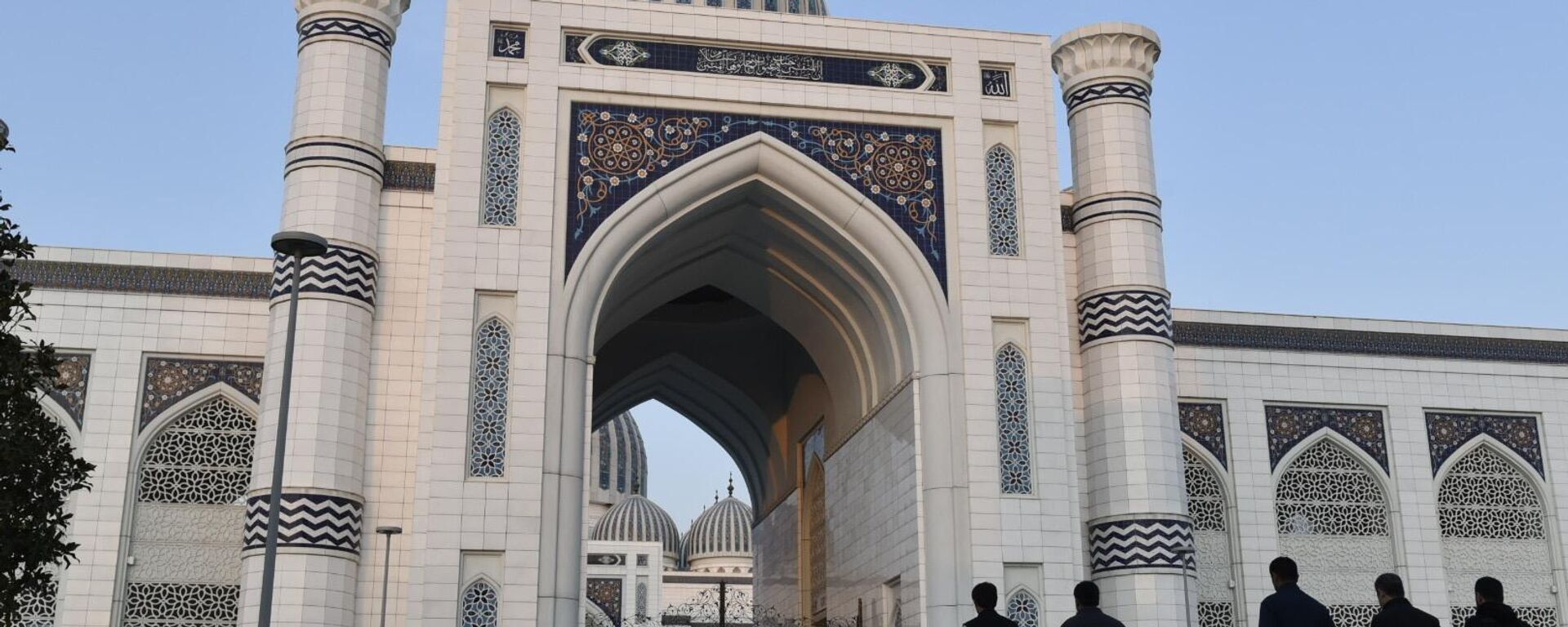 Утренний намаз на праздник Ид аль-Фитр в главной мечети Таджикистана в Душанбе - Sputnik Таджикистан, 1920, 10.04.2024