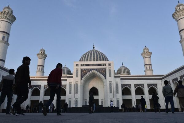 Праздничная молитва мусульман Душанбе прошла в Центральной мечети. - Sputnik Таджикистан