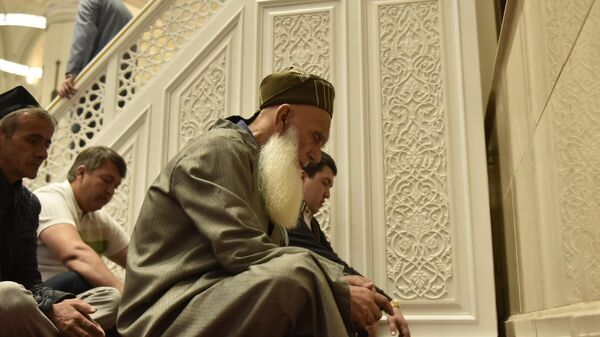 Утренний намаз на праздник Ид аль-Фитр в главной мечети Таджикистана в Душанбе - Sputnik Тоҷикистон