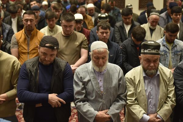 Во всех мечетях страны совершают праздничную утреннюю молитву. - Sputnik Таджикистан