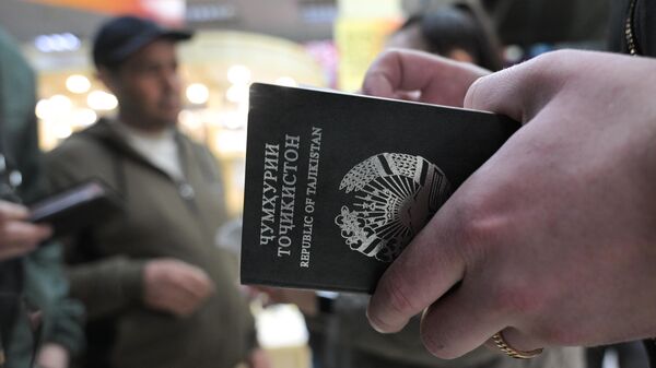 Рейд по проверке документов  воинского учета у мигрантов, получивших гражданство РФ - Sputnik Таджикистан