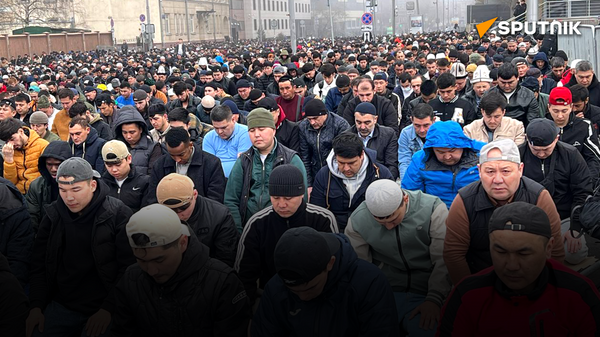 Тысячи мусульман вышли на праздничную молитву в Москве - Sputnik Таджикистан