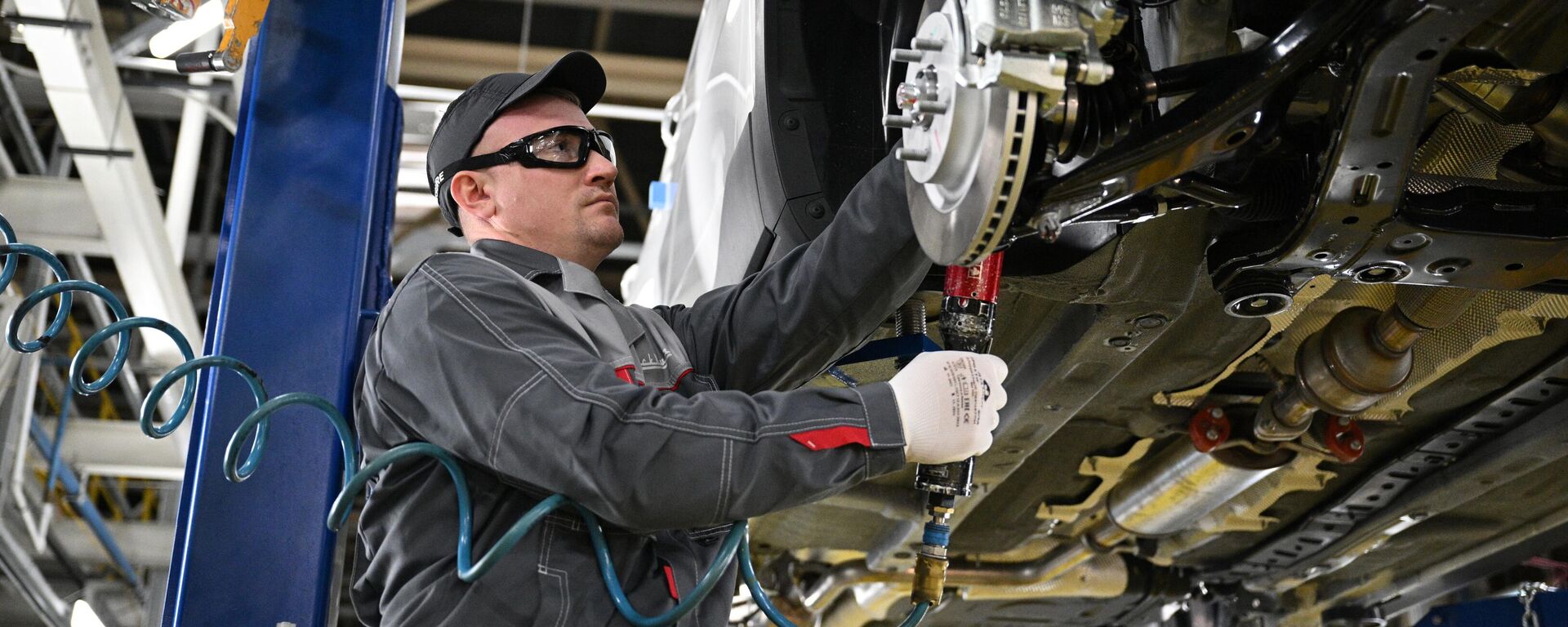 Рабочий за сборкой автомобиля на производственной линии Московского автомобильного завода Москвич - Sputnik Тоҷикистон, 1920, 17.09.2025