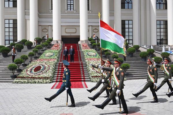 Кортеж президентов направился ко Дворцу Нации, где состоялась официальная церемония встречи. - Sputnik Таджикистан
