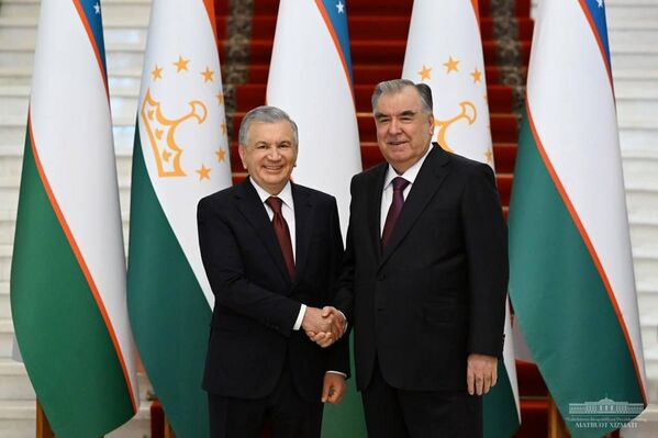 Президент Узбекистана Шавкат Мирзиёев и глава Таджикистана Эмомали Рахмон провели встречу в узком составе. - Sputnik Таджикистан