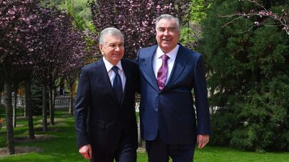Президенты Таджикистана и Узбекистана Эмомали Рахмон и Шавкат Мирзиёев