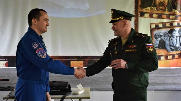 Космонавт Петр Дубров встретился с военнослужащие 201-й РВБ в Таджикистане - Sputnik Таджикистан