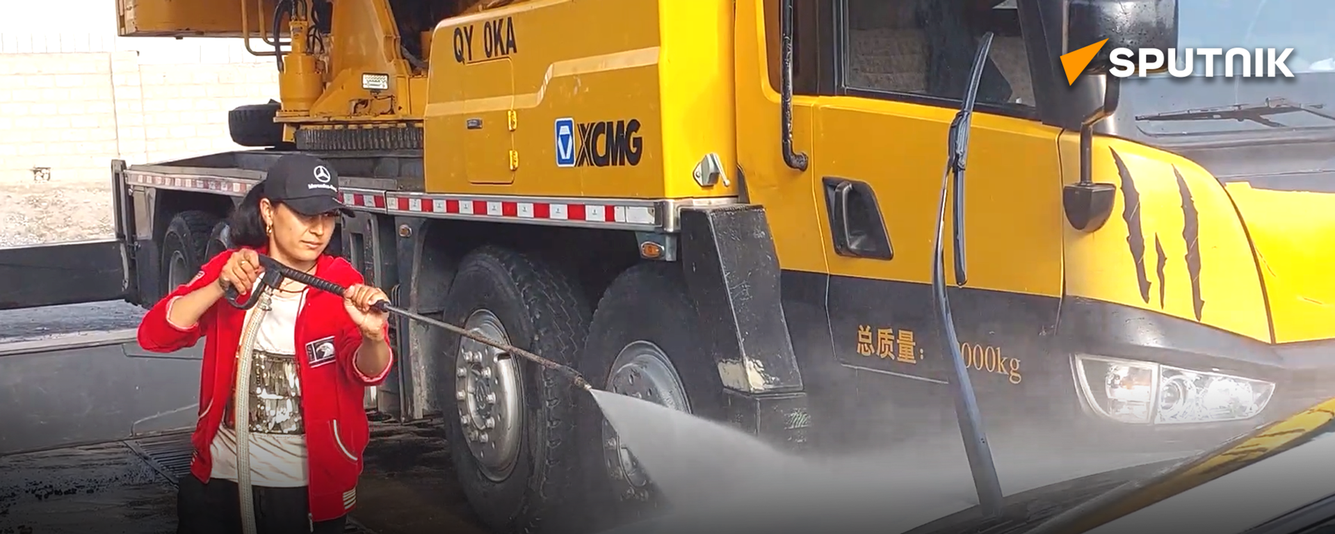 Не женское дело: как жительница Худжанда стала мыть машины - Sputnik Таджикистан, 1920, 23.04.2024