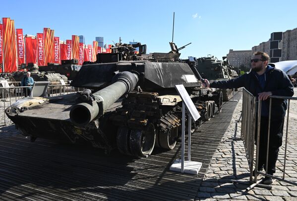 В экспозицию, которую представят перед Музеем Победы на Поклонной горе, войдут БМП Marder, Bradley и танки Leopard. - Sputnik Таджикистан