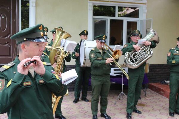 В завершении для каждого ветерана военные музыканты устроили мини-концерт, на котором исполнили известные композиции фронтовых лет. - Sputnik Таджикистан