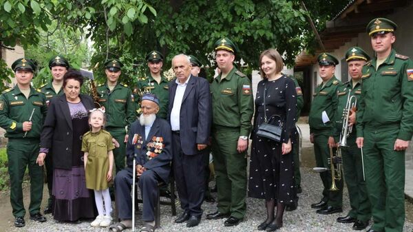 Военнослужащие 201-й военной базы поздравили ветеранов Великой Отечественной войны Файзалиева Сафарали и Алиева Зайнулло - Sputnik Таджикистан