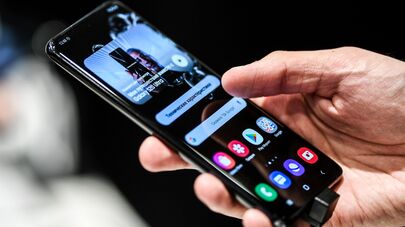 Телефон в руке, архивное фото