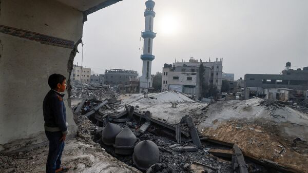 Мечеть Аль-Фарук, разрушенная израильской бомбардировкой в Рафахе на юге сектора Газа  - Sputnik Тоҷикистон