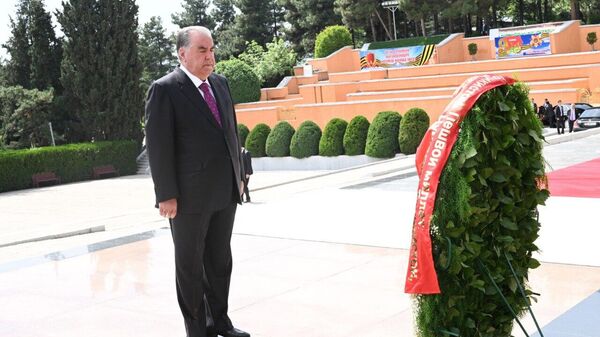 Президент Таджикистана Эмомали Рахмон возложил венок в честь 79-ой годовщины Дня Победы - Sputnik Таджикистан