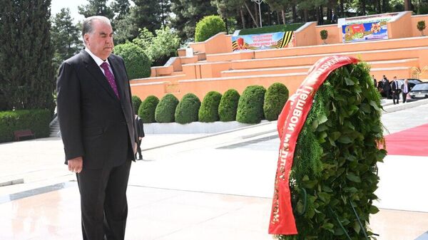 Президент Таджикистана Эмомали Рахмон возложил венок в честь 79-ой годовщины Дня Победы - Sputnik Тоҷикистон