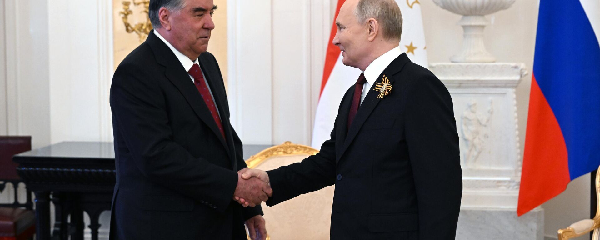 Президент РФ Владимир Путин и президент Таджикистана Эмомали Рахмон - Sputnik Таджикистан, 1920, 09.05.2024
