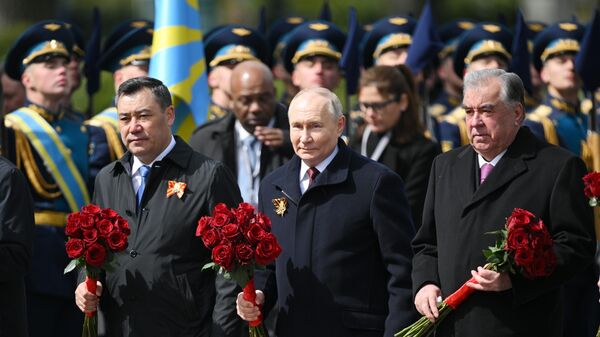 Возложение цветов к Могиле Неизвестного Солдата в Москве - Sputnik Таджикистан