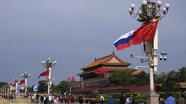 Флаги России и Китая на улицах Пекина - Sputnik Таджикистан