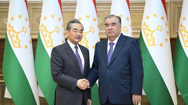 Рахмон встретился с главой МИД Китая Ван И - Sputnik Таджикистан
