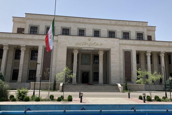 Здание посольства Ирана в Душанбе с приспущенным флагом. - Sputnik Таджикистан