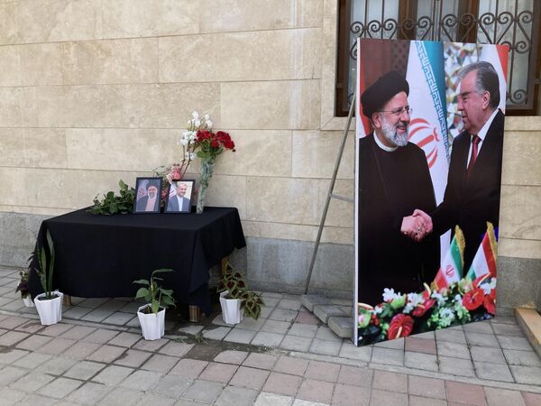Цветы у посольства Ирана в Душанбе. - Sputnik Таджикистан