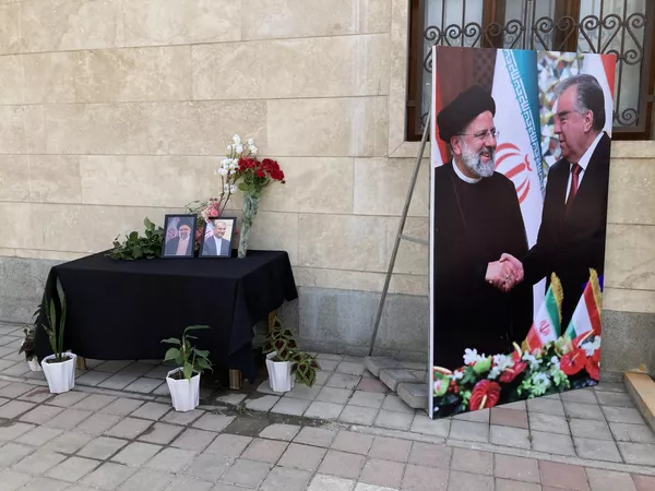 Аз ҷумла дар Тоҷикистон ҳам ва бисёре аз мақомдорон бо гул омада дар китоби ҳамдардӣ соядаст гузоштанд ва дар ҳаққи қурбониён дуо хонданд Аз ҷумла дар Тоҷикистон ҳам ва бисёре аз мақомдорон бо гул омада дар китоби ҳамдардӣ соядаст гузоштанд ва дар ҳаққи қурбониён дуо хонданд - Sputnik Тоҷикистон