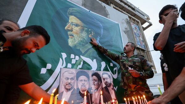 Иракцы возлагают цветы и зажигают свечи в память о покойном президенте Ирана Ибрагиме Раиси, Ирак - Sputnik Тоҷикистон
