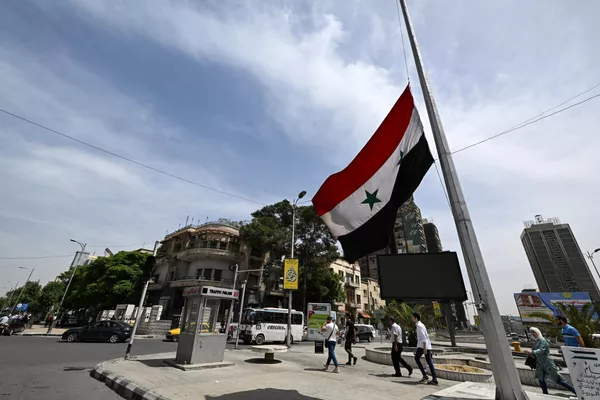 Сирийский флаг приспущен в Дамаске, Сирия Сирийский флаг приспущен в Дамаске, Сирия