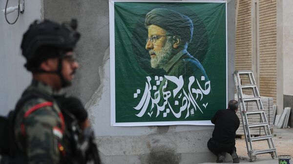Портрет президента Ирана Эбрахима Раиси у посольства Ирана в Багдаде - Sputnik Таджикистан