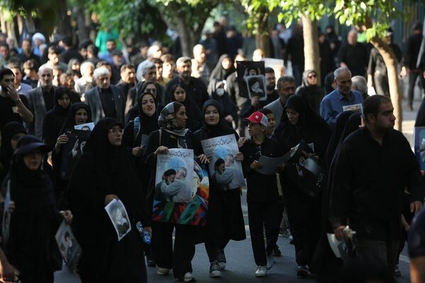 Женщины в чадре несут портреты погибшего иранского лидера. - Sputnik Таджикистан