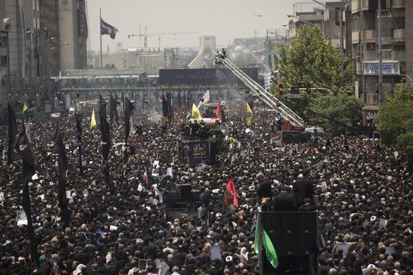 Многотысячная толпа скорбящих в Тегеране. - Sputnik Таджикистан